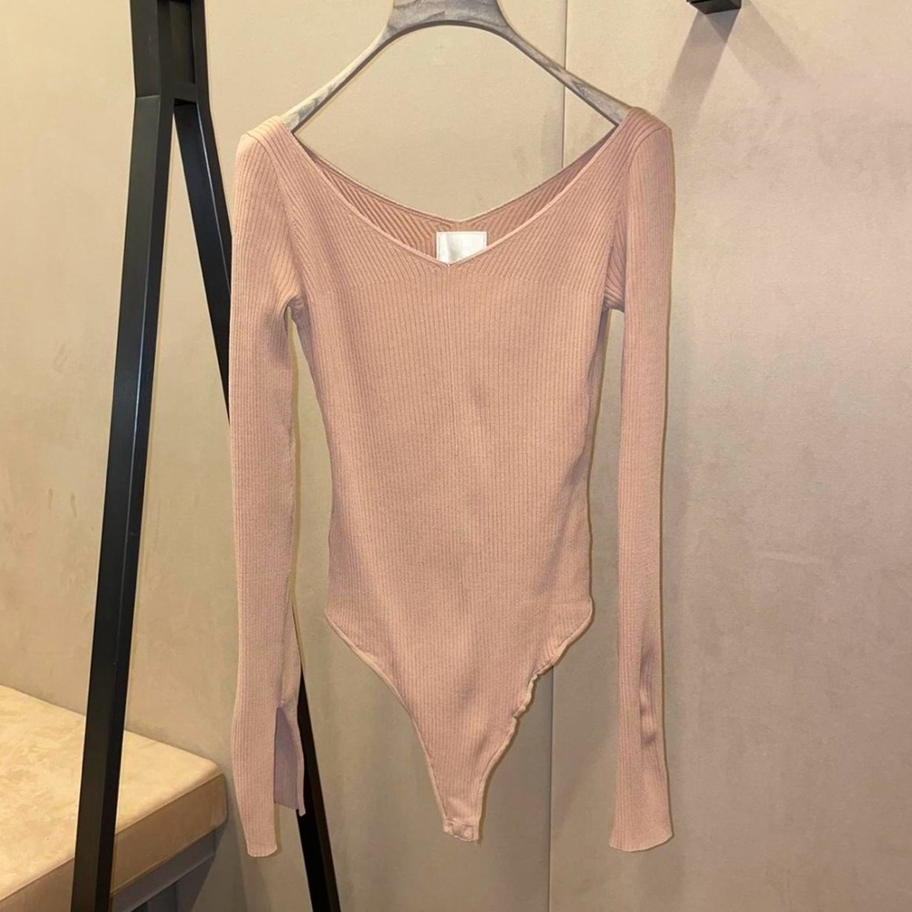 Aritzia/ Wilfred long sleeve nude bodysuit.